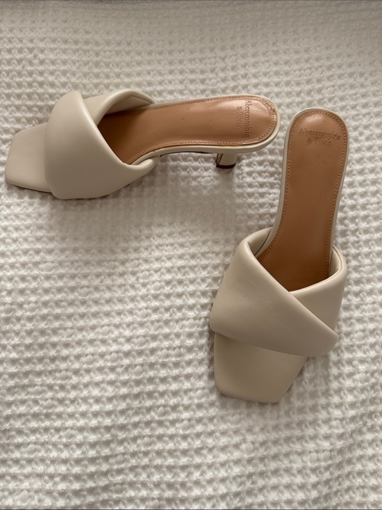 Abercrombie & Fitch Shoes - Abercrombie & Fitch Cream Kitten Heels